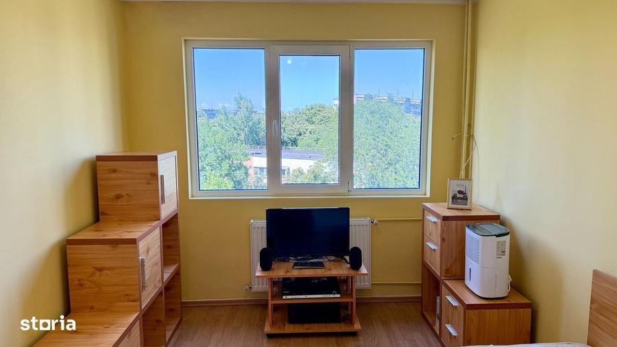Apartament cu 3 camere semidecomandat în Militari