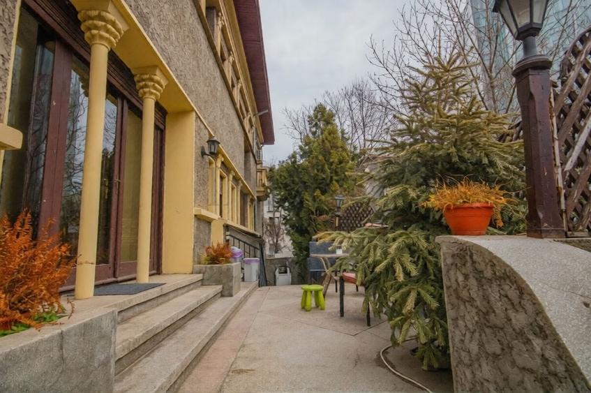 Casă cu 9 camere cu Canalizare în Capitale