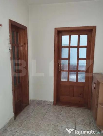 Apartament cu 3 camere semidecomandat în Central