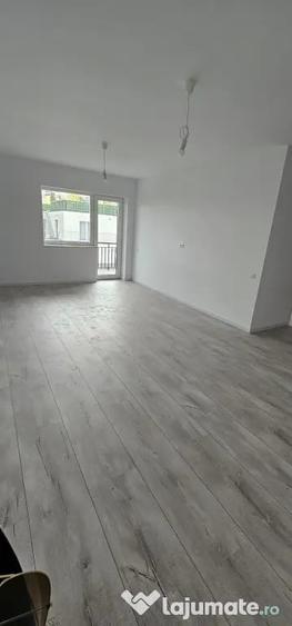Apartament cu 2 camere decomandat în Tractorul