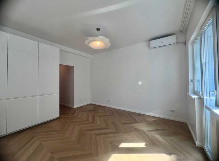 Apartament cu 5 camere decomandat în Batistei