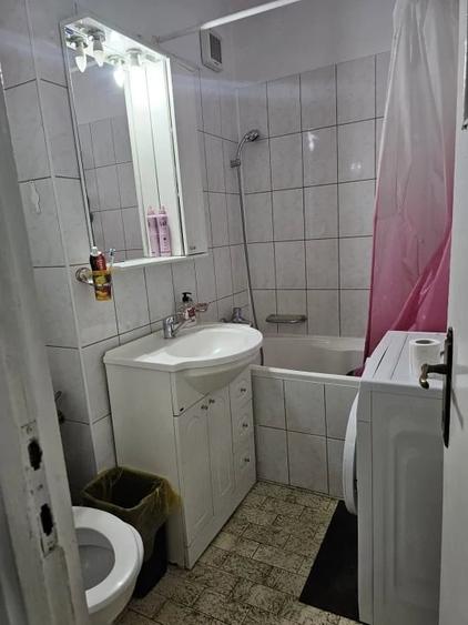Apartament cu 3 camere semidecomandat în Craiovei