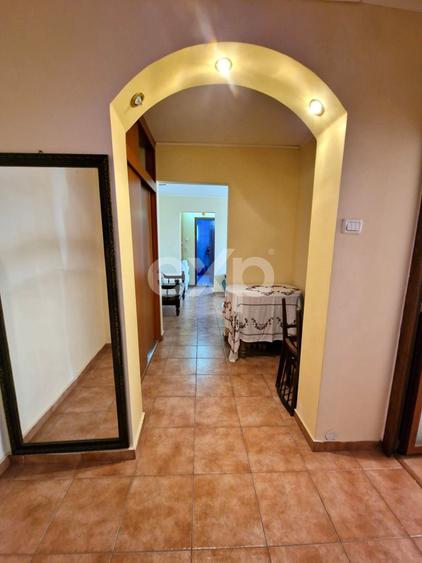 Apartament cu 3 camere semidecomandat, mobilat în Micro 12