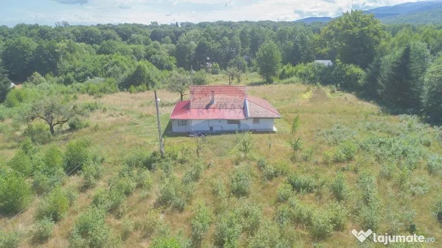 Casă cu 3 camere cu Teren 8100 Mp în Ucea