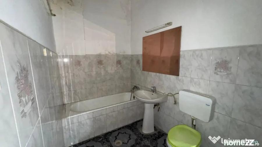 Casă cu 11 camere cu Teren 341 Mp în Dudești
