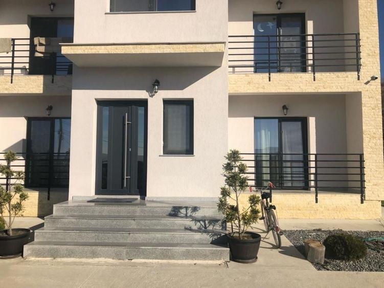 Apartament cu 3 camere decomandat în Exterior Vest