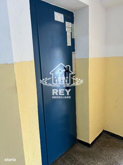 Apartament cu 4 camere decomandat în Tineretului