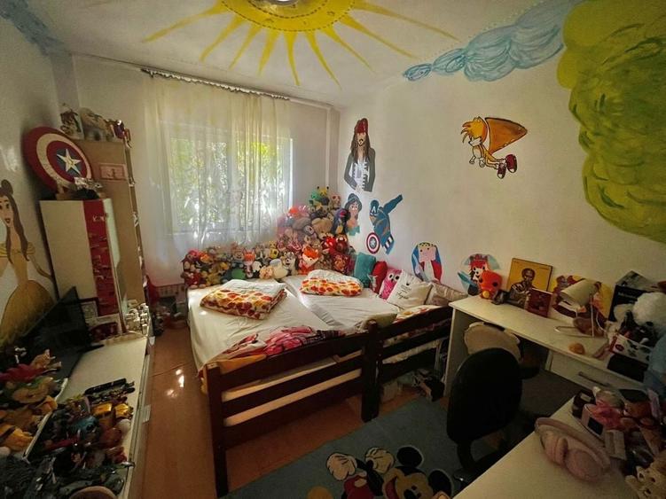 Apartament cu 4 camere semidecomandat în Micălaca