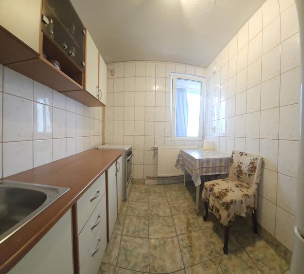 Apartament cu 3 camere semidecomandat în Grivița