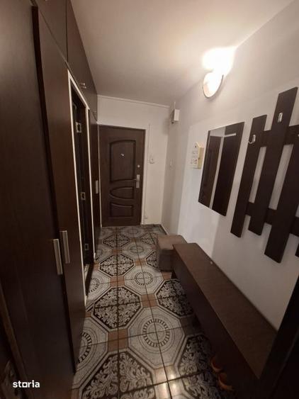 Apartament cu 2 camere semidecomandat, mobilat în Rovine