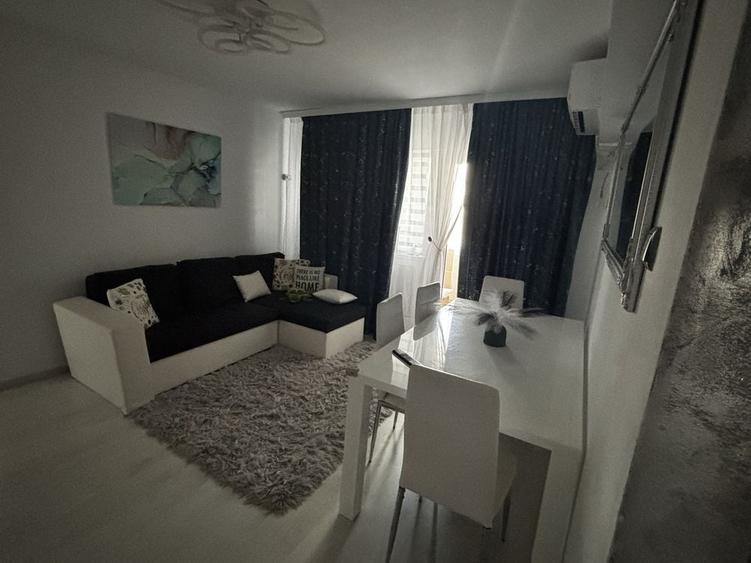 Apartament cu 3 camere semidecomandat în Central
