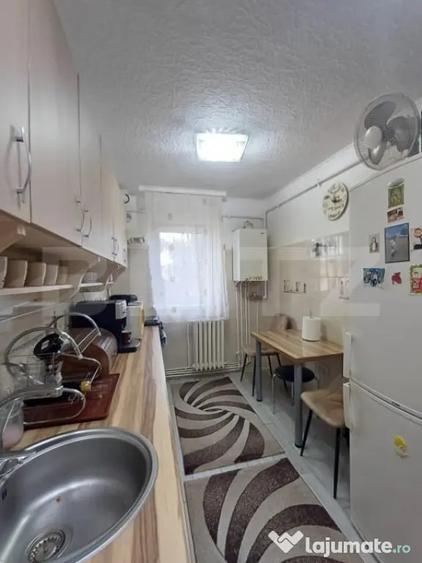 Apartament cu 3 camere semidecomandat în Central