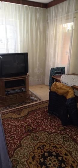 Apartament cu 3 camere decomandat, mobilat în Rovine