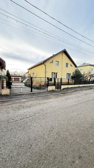 Casă individuală cu 4 camere cu Canalizare în Central