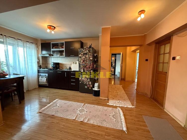 Apartament cu 3 camere decomandat, mobilat în Central