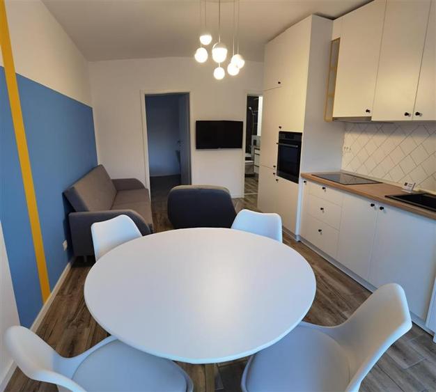Apartament cu 3 camere decomandat, mobilat în Orașul Vechi