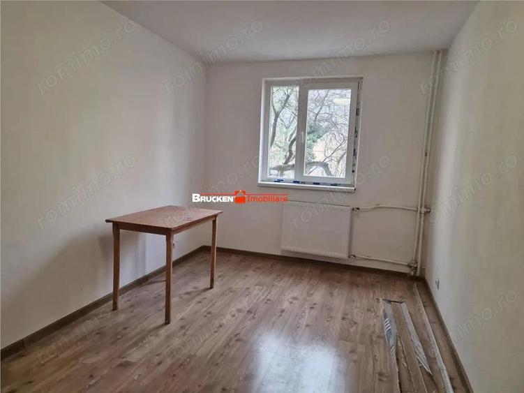 Apartament cu 3 camere semidecomandat în Rogerius