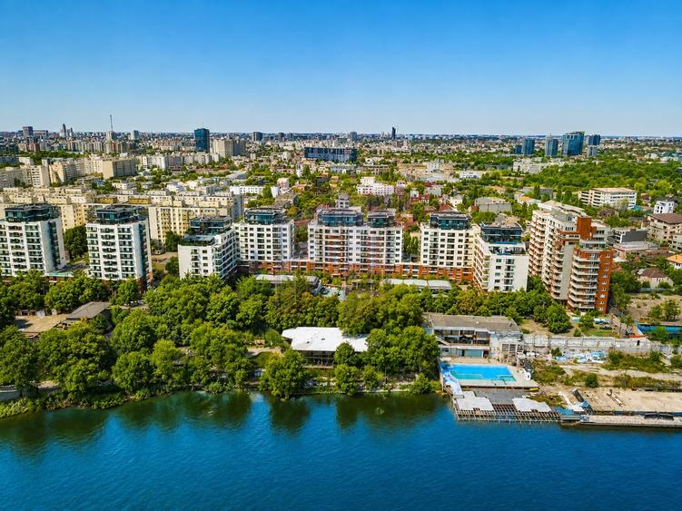 Apartament cu 4 camere decomandat, mobilat în Tei