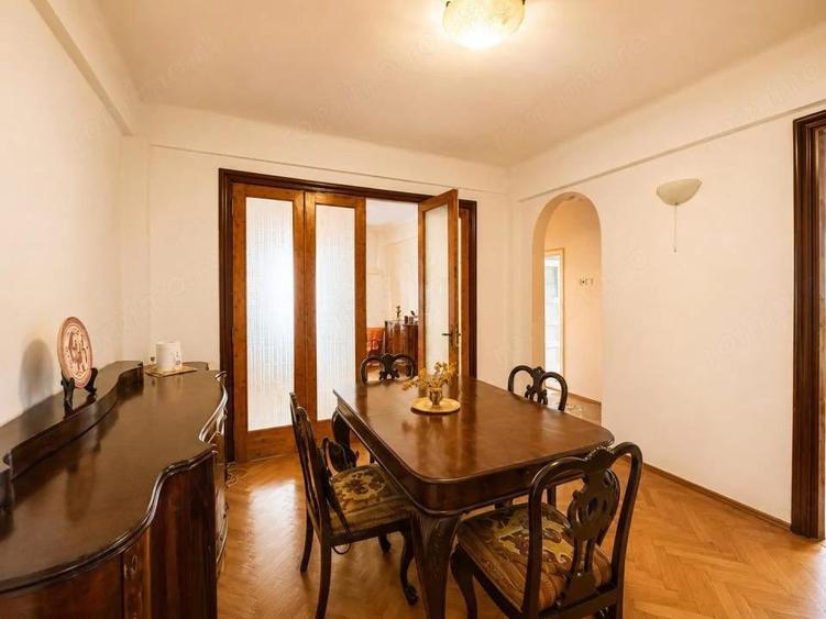 Apartament cu 4 camere semidecomandat în P-ța Universității