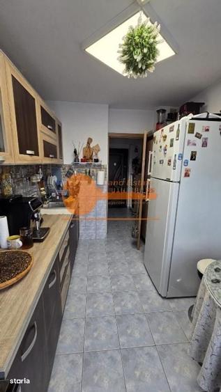 Apartament cu 3 camere semidecomandat în Ghencea