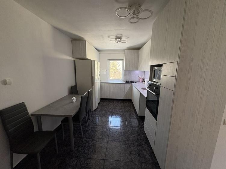 Apartament cu 4 camere decomandat în Plopilor