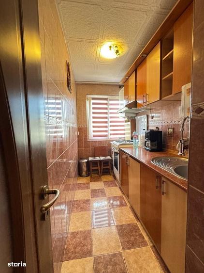 Apartament cu 3 camere semidecomandat în Alexandru cel Bun