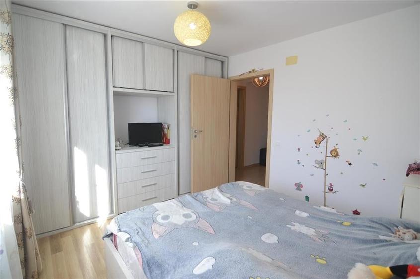 Apartament cu 3 camere decomandat în Tractorul