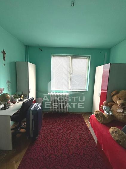 Apartament cu 3 camere semidecomandat în Soarelui