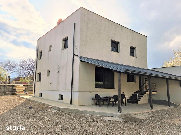 Casă cu 5 camere cu Teren 2867 Mp în Păunești