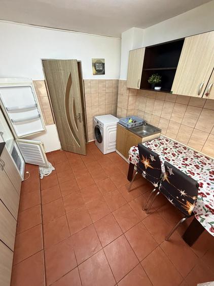 Apartament cu 3 camere semidecomandat în Girocului