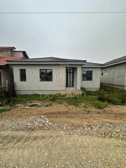 Casă individuală cu 4 camere cu Teren 300 Mp în Cihei