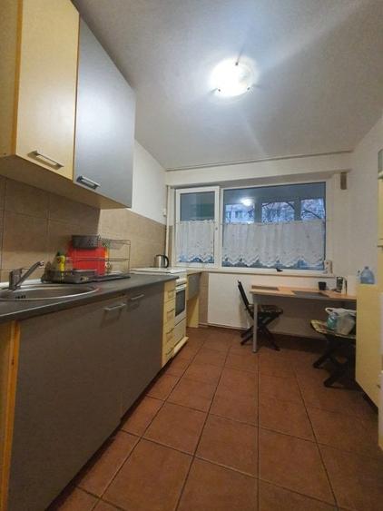 Apartament cu 3 camere nedecomandat, mobilat în Baba Novac