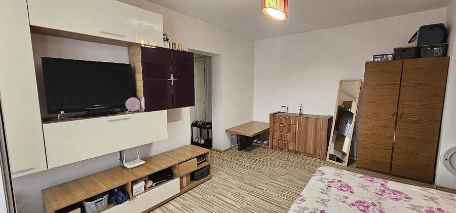 Apartament cu 3 camere semidecomandat în Central