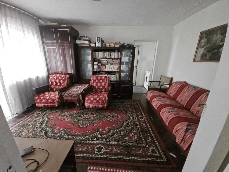 Apartament cu 3 camere semidecomandat în Central