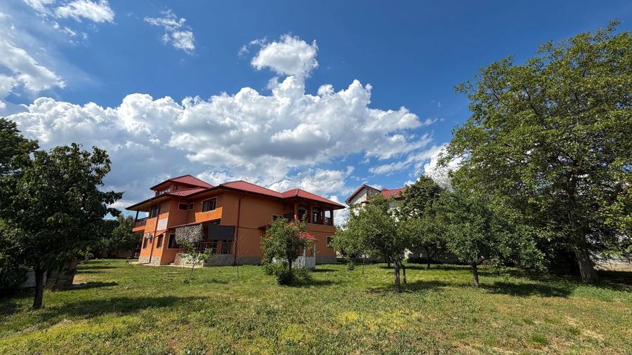 Casă individuală cu 12 camere cu Canalizare în Berceni