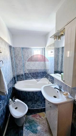 Apartament cu 3 camere decomandat, mobilat în Precista
