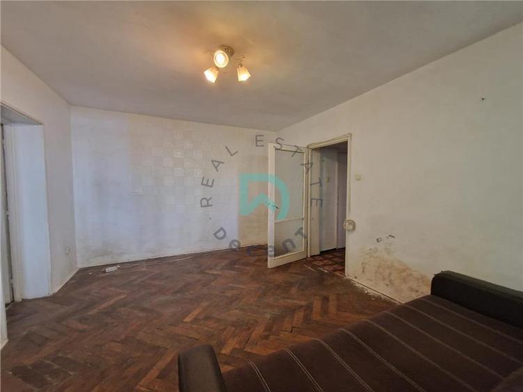 Apartament cu 3 camere semidecomandat în Tractorul