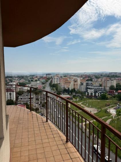 Apartament cu 3 camere semidecomandat în Central