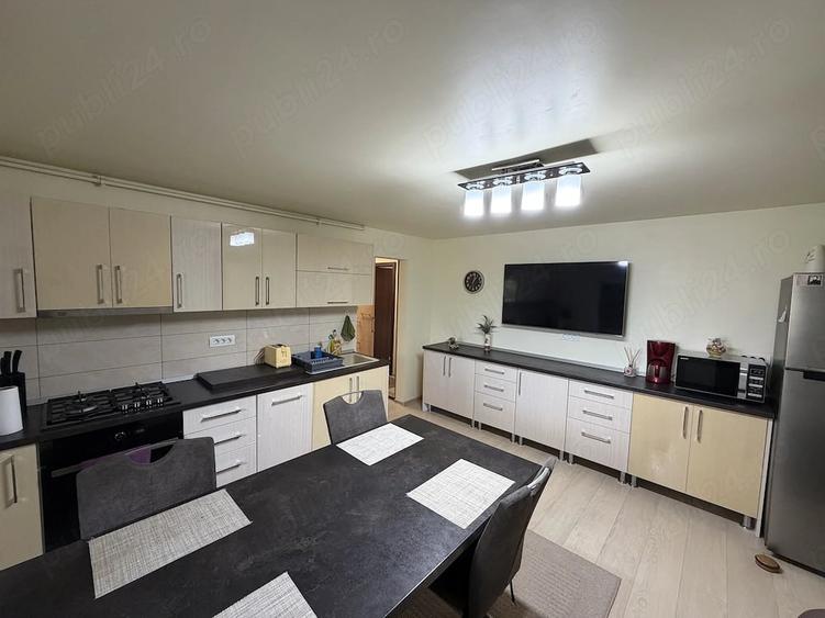 Apartament cu 3 camere semidecomandat în Aradului