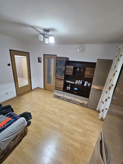 Apartament cu 3 camere semidecomandat în Podu Roș