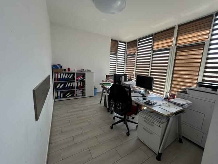 Birou, de 76.050003051758 mp, în Florești