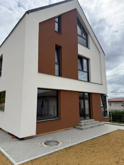 Duplex cu 4 camere cu Canalizare în Iris