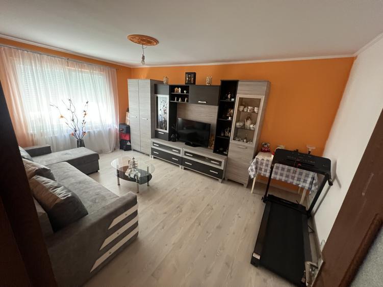 Apartament cu 3 camere decomandat în Sud
