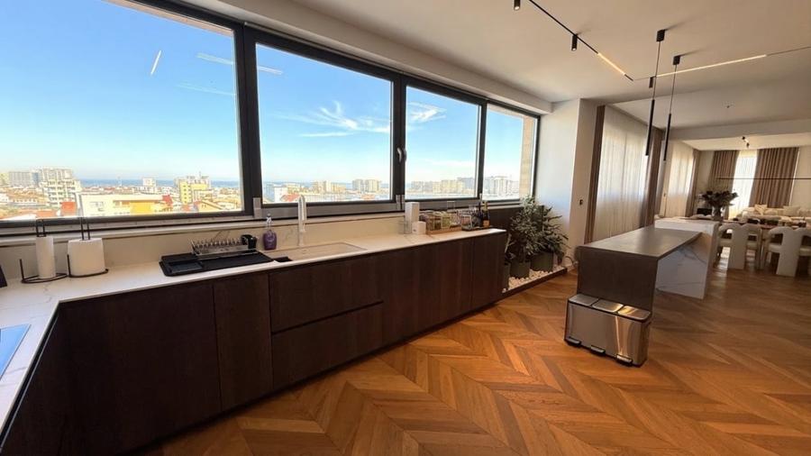 Penthouse cu 6 camere decomandat în Mamaia