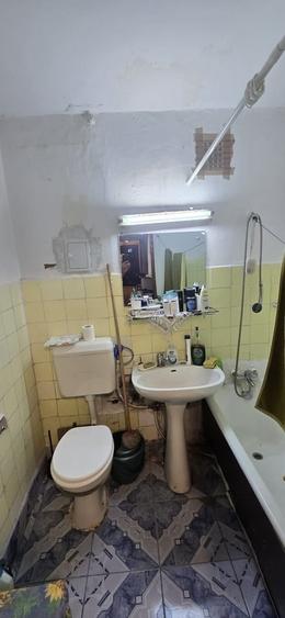 Apartament cu 3 camere semidecomandat în Berceni