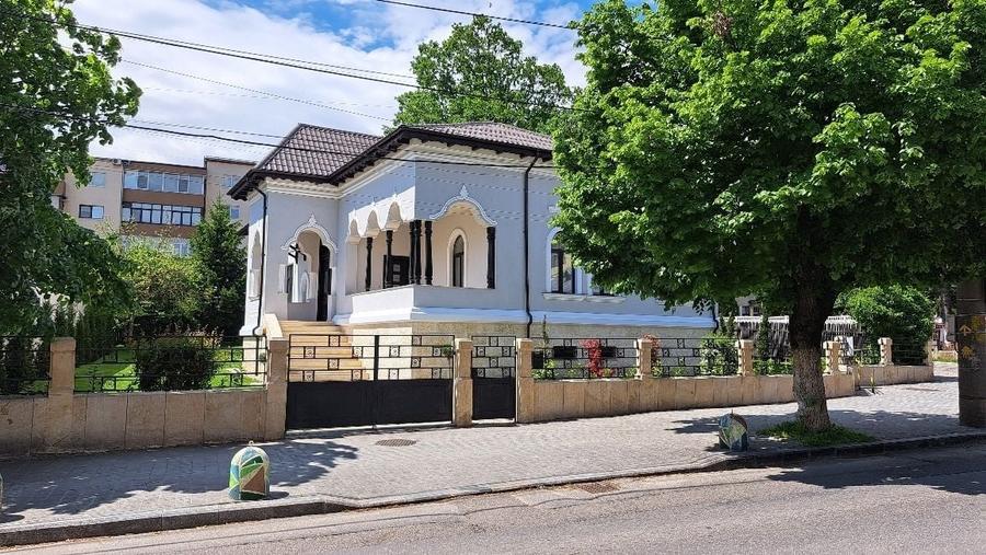 Casă individuală cu 5 camere cu Canalizare în Central