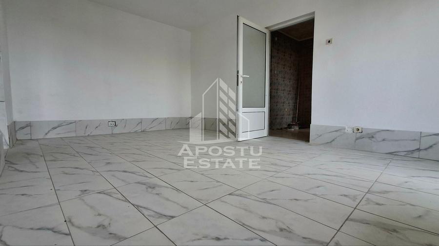 Apartament cu 4 camere semidecomandat în Micălaca