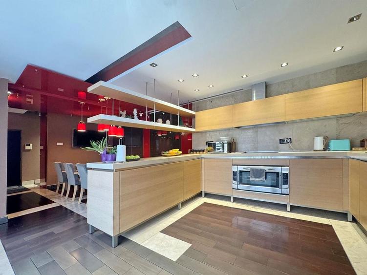 Penthouse cu 5 camere decomandat, mobilat în Blumăna