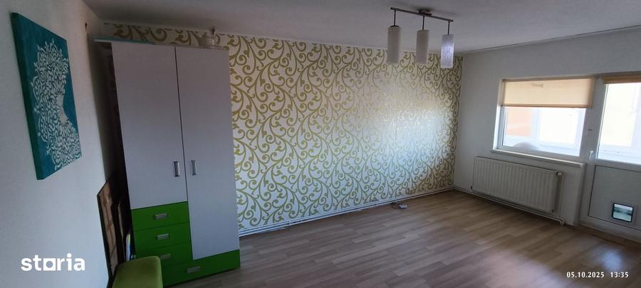 Apartament cu 3 camere decomandat în Florilor