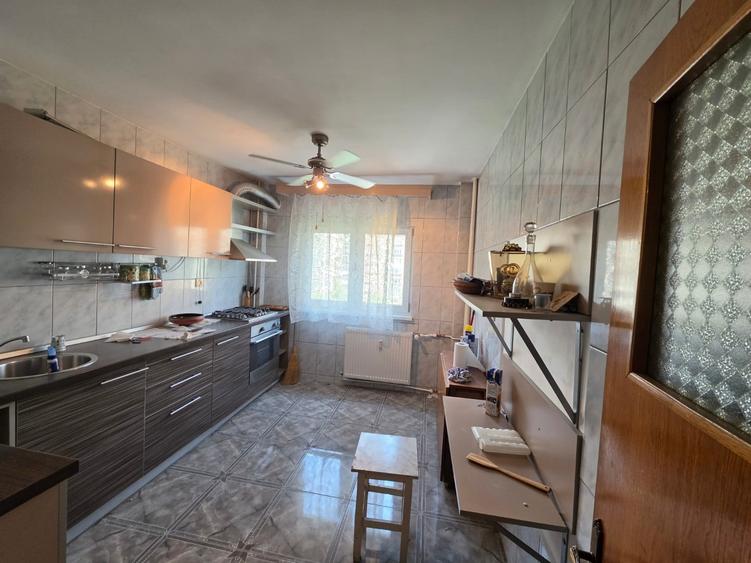 Apartament cu 3 camere decomandat în Tineretului